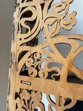 Angoliera art nouveau in legno traforato