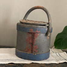 Contenitore francese antico con coperchio forato