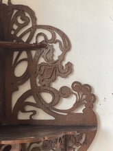 Angoliera art nouveau in legno traforato