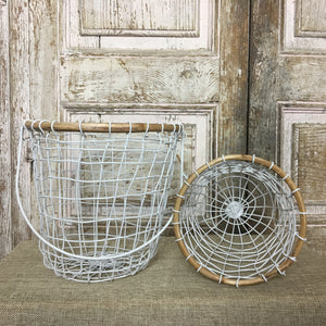 Basket in metal wire and bamboo