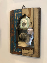 Specchio con cornice in legno riciclato