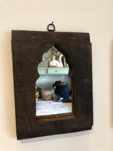 Specchio con cornice in legno riciclato
