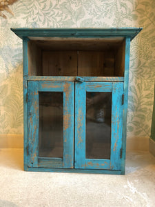 Hanging cabinet with doors